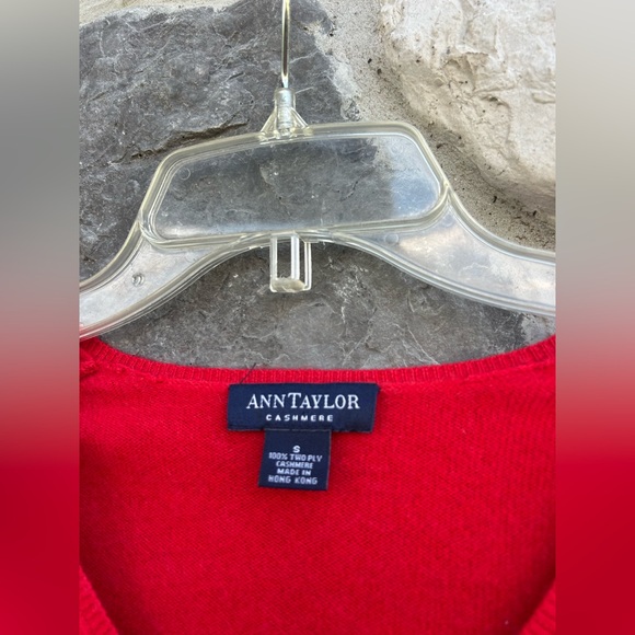 Ann Taylor 100% Cashmere Sweater Size S Red V Neck Quiet Luxury Classic Fall Top - Picture 3 of 4